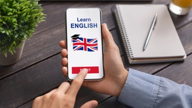 Hombre descargando aplicaci&oacute;n educativa de idioma en Smartphone / aprender ingl&eacute;s