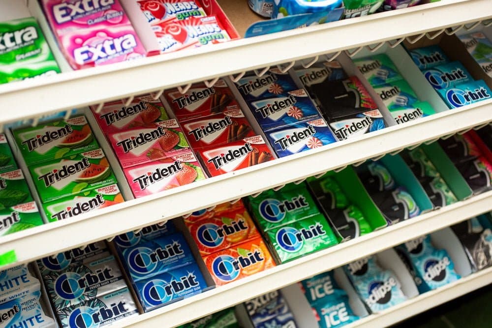 Una vista de la secci&oacute;n de goma de mascar / aspartamo