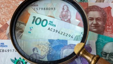 Dinero colombiano, altas denominaciones, lupa / billetes falsos