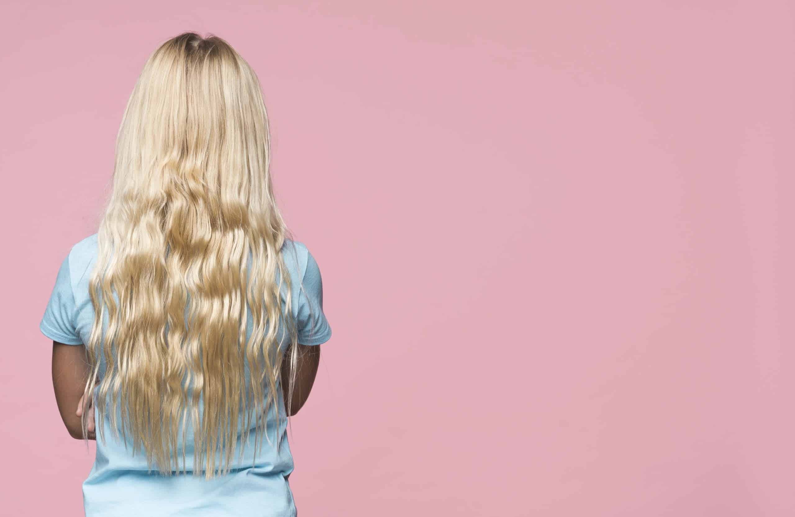 mujer de espaldas con cabello rubio