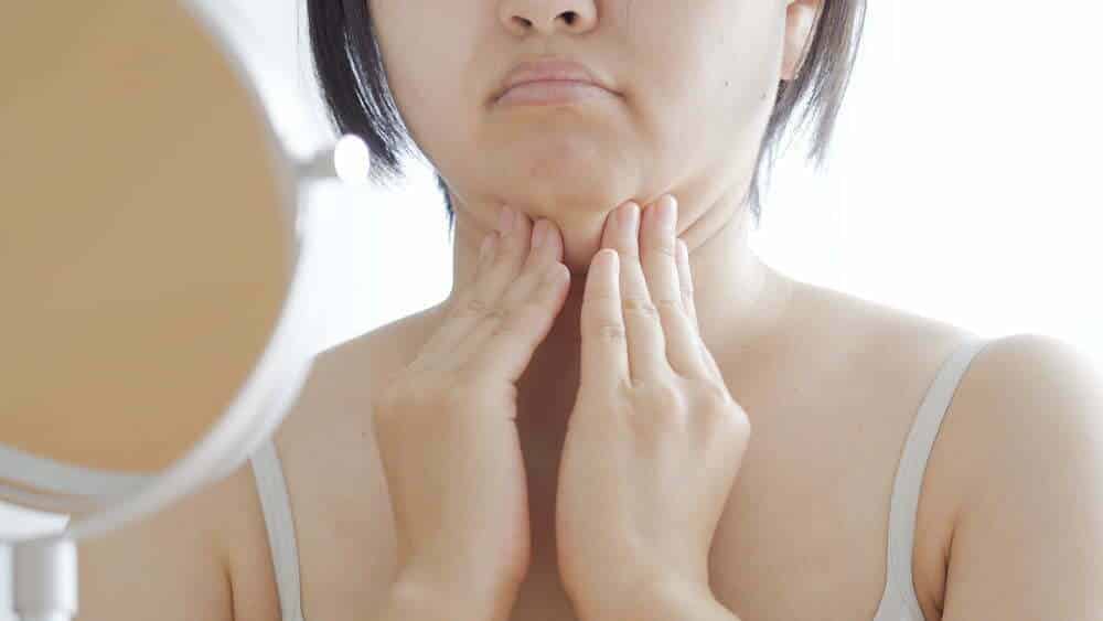 Mujeres asi&aacute;ticas preocupadas por el hecho de engordar / complejos