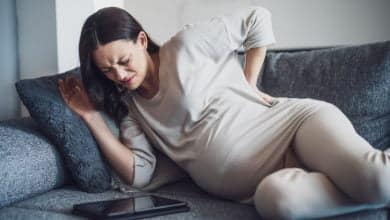 La mujer embarazada est&aacute; sufriendo dolor de espalda