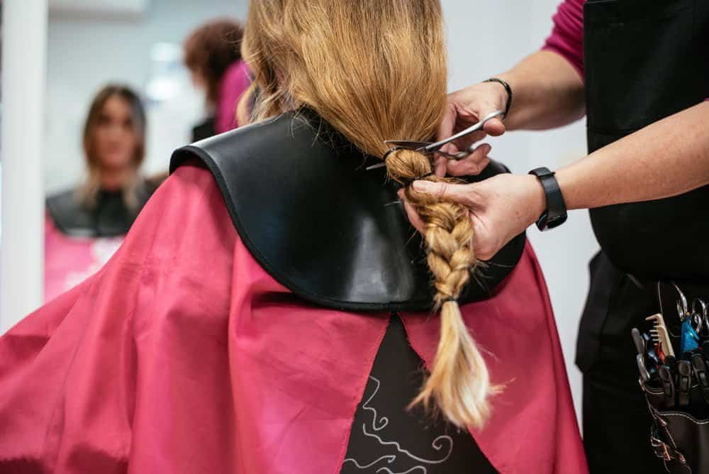Mujer donando pelo para c&aacute;ncer / donar cabello