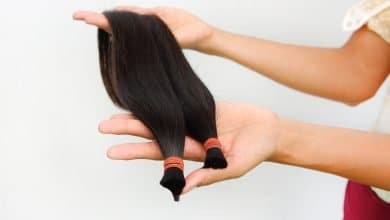Donar cabello al fondo blanco del paciente con c&aacute;ncer aislado / donar cabello