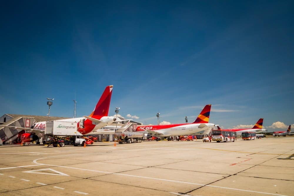 Los aviones de Avianca se alinean en el aeropuerto internacional El Dorado Bogot&aacute; Colombia / espacio a&eacute;reo de bogot&aacute;