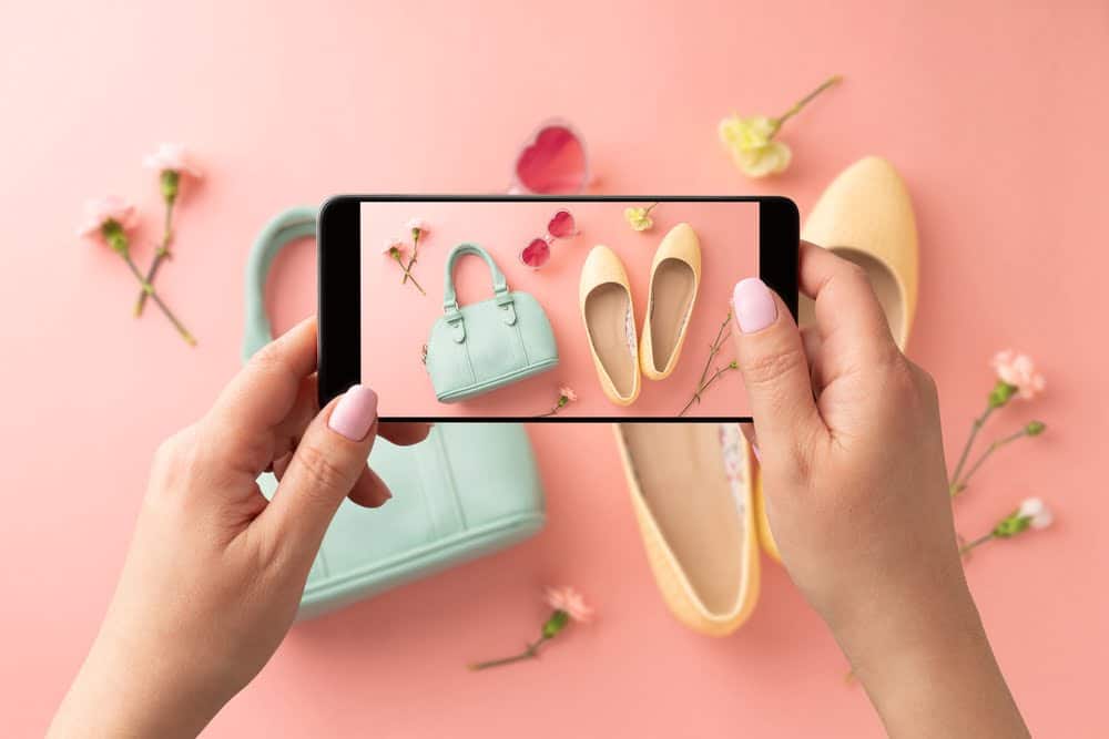 Mujer tomando foto de zapatos bajos de ballet amarillo y bolso de menta con smartphone / generar ingresos extra