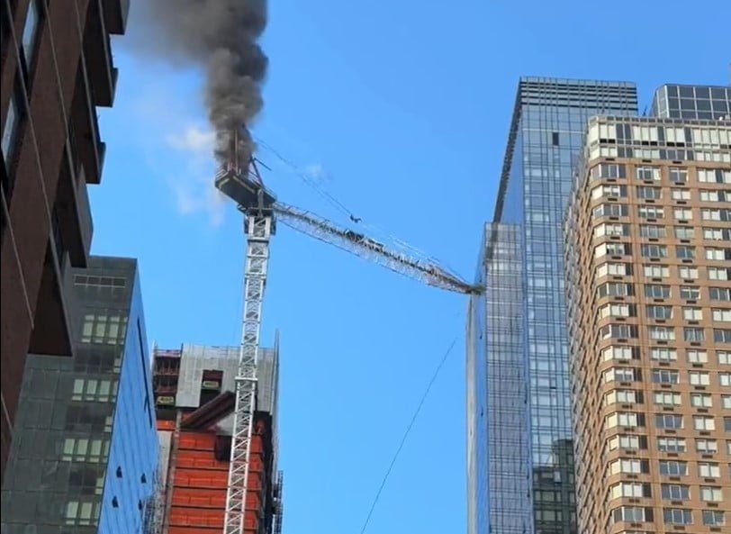 Impactante video: Grúa se desplomó y causó grave incendió en plena calle de Nueva York