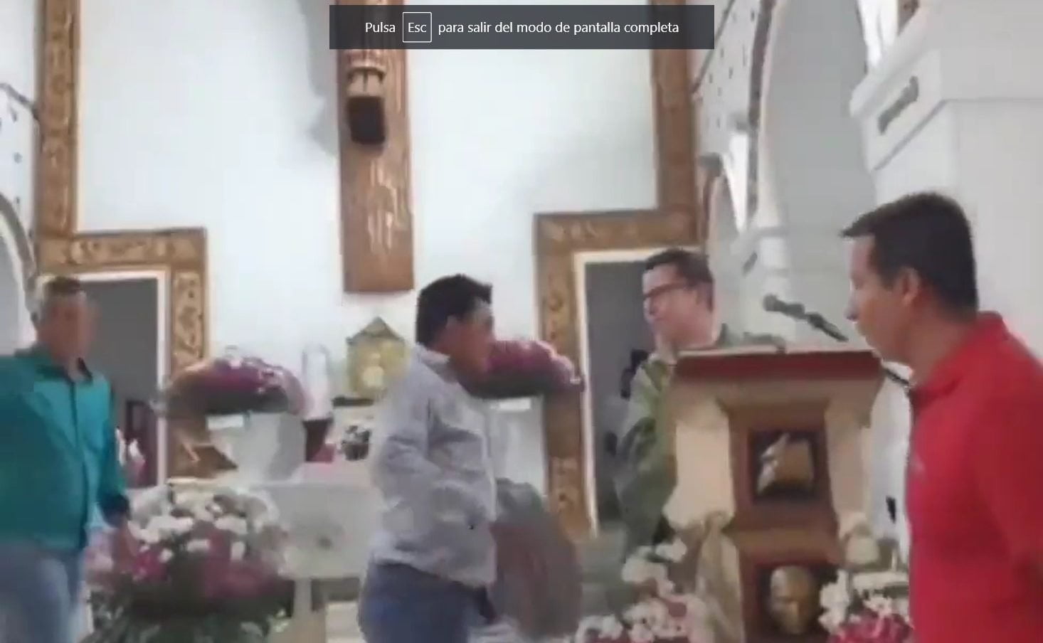 Video: hombre atacó a un sacerdote durante la misa porque no lo escuchaba hablar