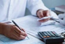 Hombre rellenando el formulario de impuestos de EE.UU. / impuestos