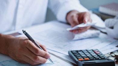 Hombre rellenando el formulario de impuestos de EE.UU. / impuestos