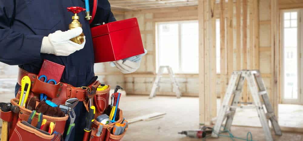 Fabricante de mano con herramientas de construcci&oacute;n / inteligencia artificial