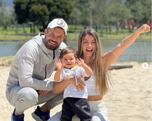 La emotiva reacci&oacute;n del hijo de Josse Narv&aacute;ez al verlo cantar en concierto