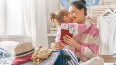 Mam&aacute; e hija est&aacute;n empacando maletas para el viaje / permiso de salida