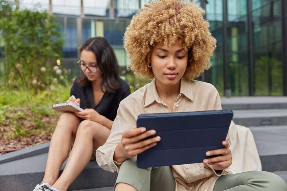 Una mujer bonita y seria con el pelo rubio y rizado / piel morena