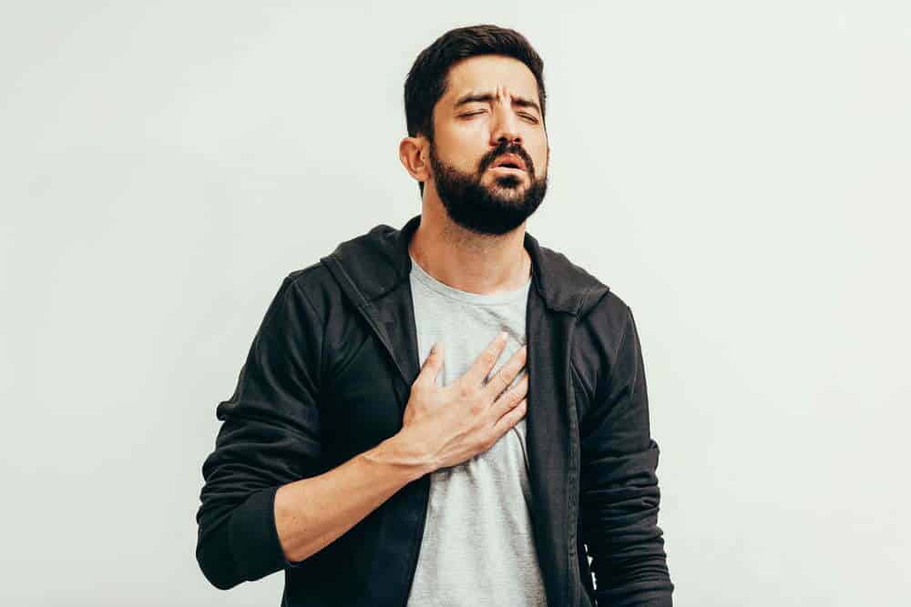 Hombre enfermo con s&iacute;ntoma de falta de aliento / sofoco