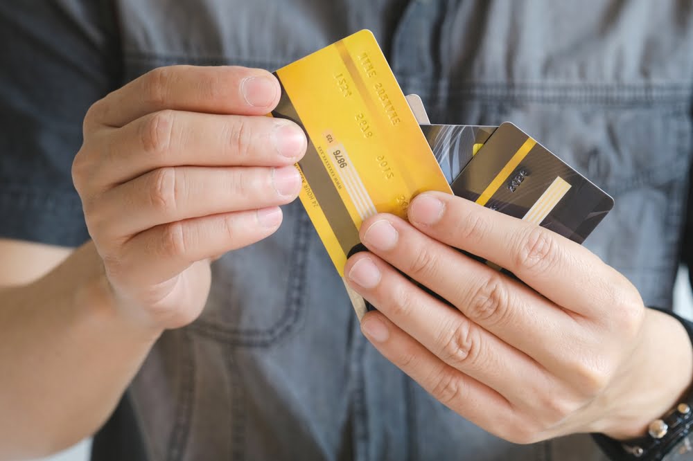 Hombre con varias tarjetas de crédito / tarjeta de crédito