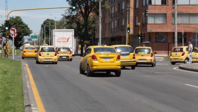 Una gran cantidad de taxis que transitan por la 9ª avenida durante un evento de Bogotá sin coche / taxistas / compensación de combustible