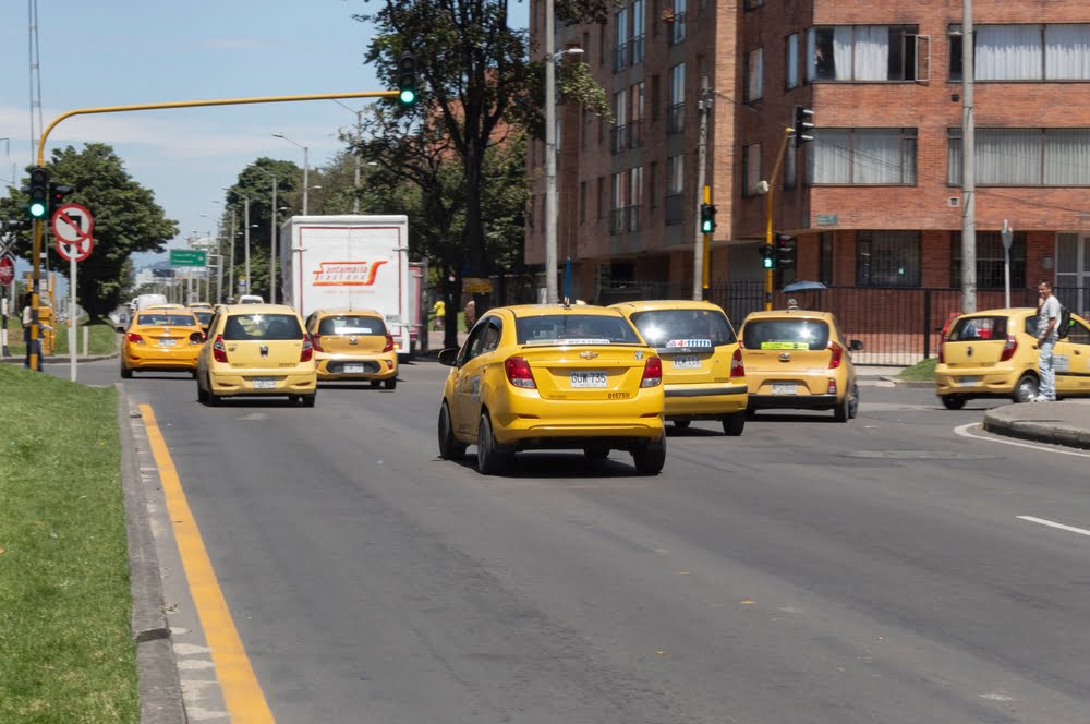 Una gran cantidad de taxis que transitan por la 9ª avenida durante un evento de Bogotá sin coche / taxistas / compensación de combustible