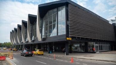 Enfrente de la entrada con taxis frente al Aeropuerto Internacional Camilo Daza en la ciudad de C&uacute;cuta