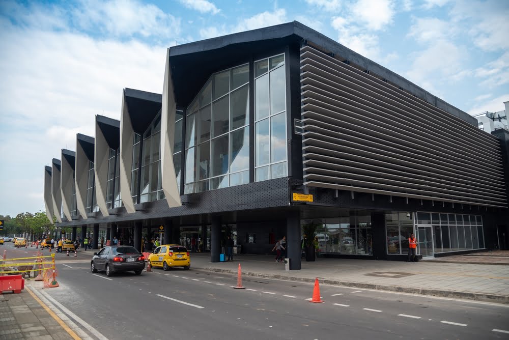 Enfrente de la entrada con taxis frente al Aeropuerto Internacional Camilo Daza en la ciudad de C&uacute;cuta