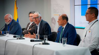 Gobierno est&aacute; cumpliendo a las EPS y a la salud de los colombianos