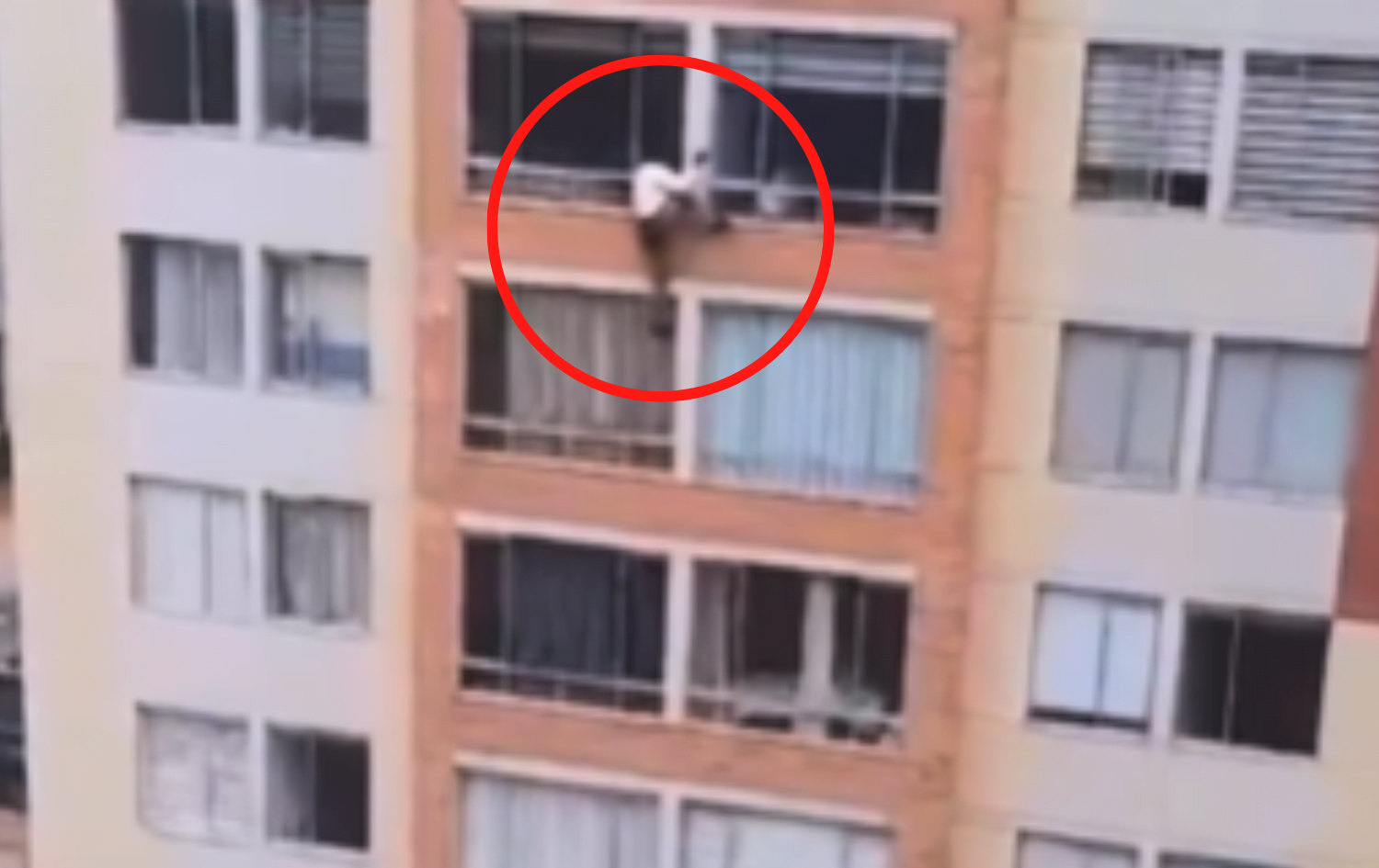 mujer cay&oacute; de un s&eacute;ptimo piso en bogot&aacute; durante el temblor