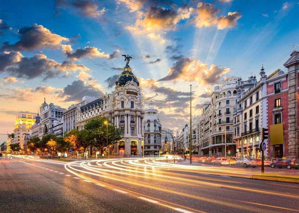 Madrid, Espa&ntilde;a en la Calle de Alcal&aacute; y Gran V&iacute;a / colombianos