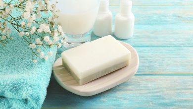 Jab&oacute;n sobre un plato con fondo de madera / compartir el jab&oacute;n