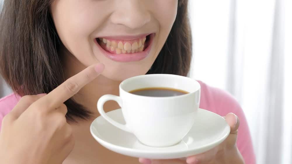 el caf&eacute; vuelve amarillos los dientes de mujer / dientes