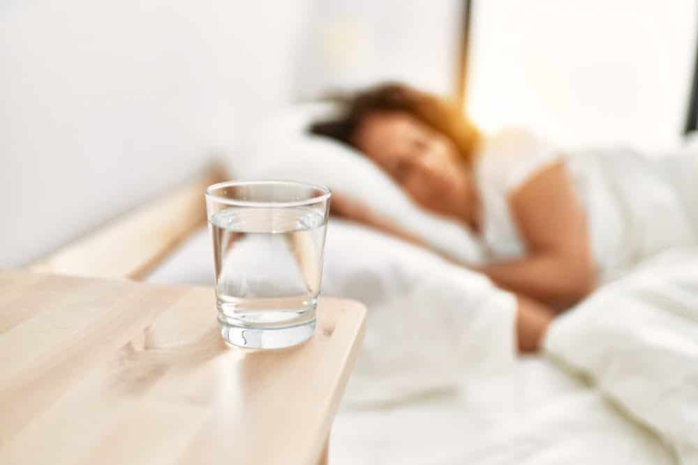 Esta es la raz&oacute;n por la que nunca debes dejar un vaso de agua cerca de tu cama cuando duermes
