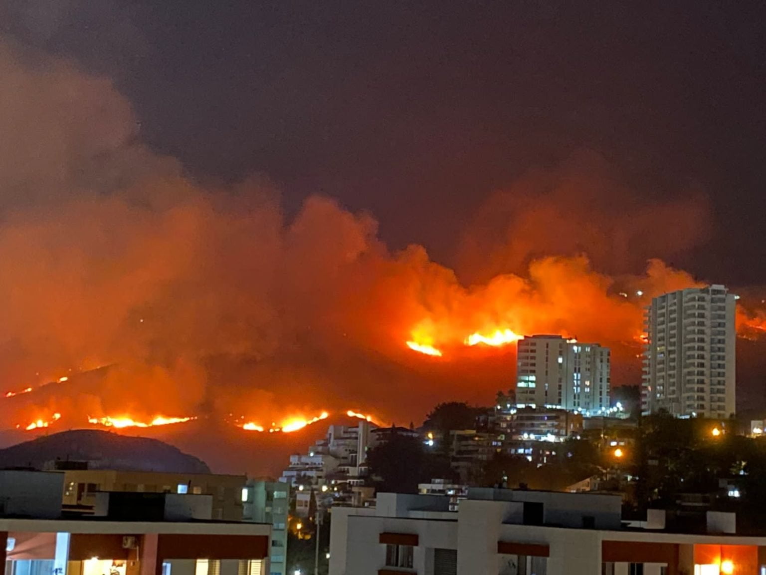 Impactantes imágenes: incendio en Cali a punto de llegar a casas y locales. No lo han podido controlar