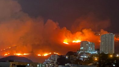 Impactantes imágenes: incendio en Cali a punto de llegar a casas y locales. No lo han podido controlar