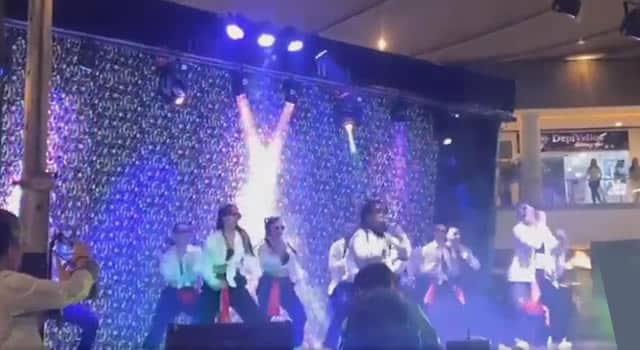 Video: Pared cay&oacute; encima de bailarines en el centro comercial Salitre Plaza