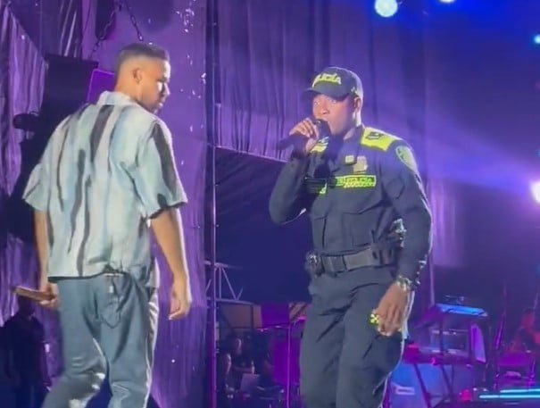 un policía se robó el show en concierto de Romeo Santos en Medellín