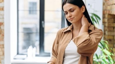 5 causas comunes del dolor en el cuello tortícolis