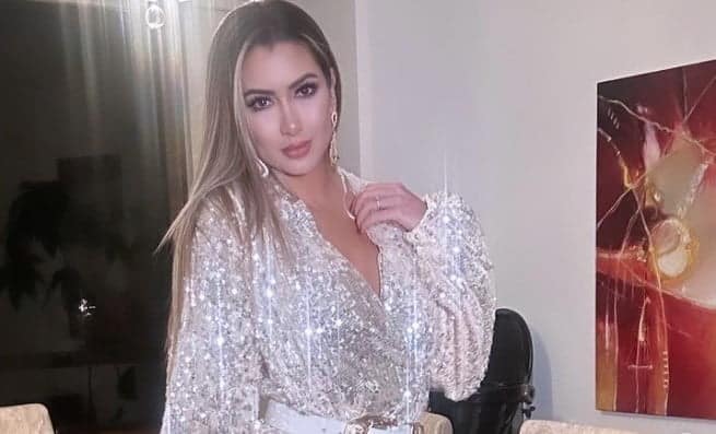 Presentadora renunci&oacute; en vivo durante el programa luego de que revelaran foto comprometedora