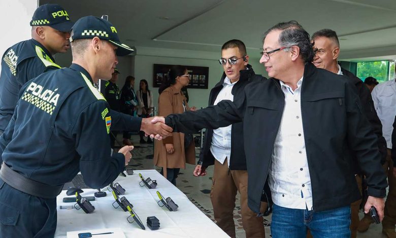 Todos los policías de Bogotá que trabajan en oficinas deben salir a las calles, ordenó el presidente Petro