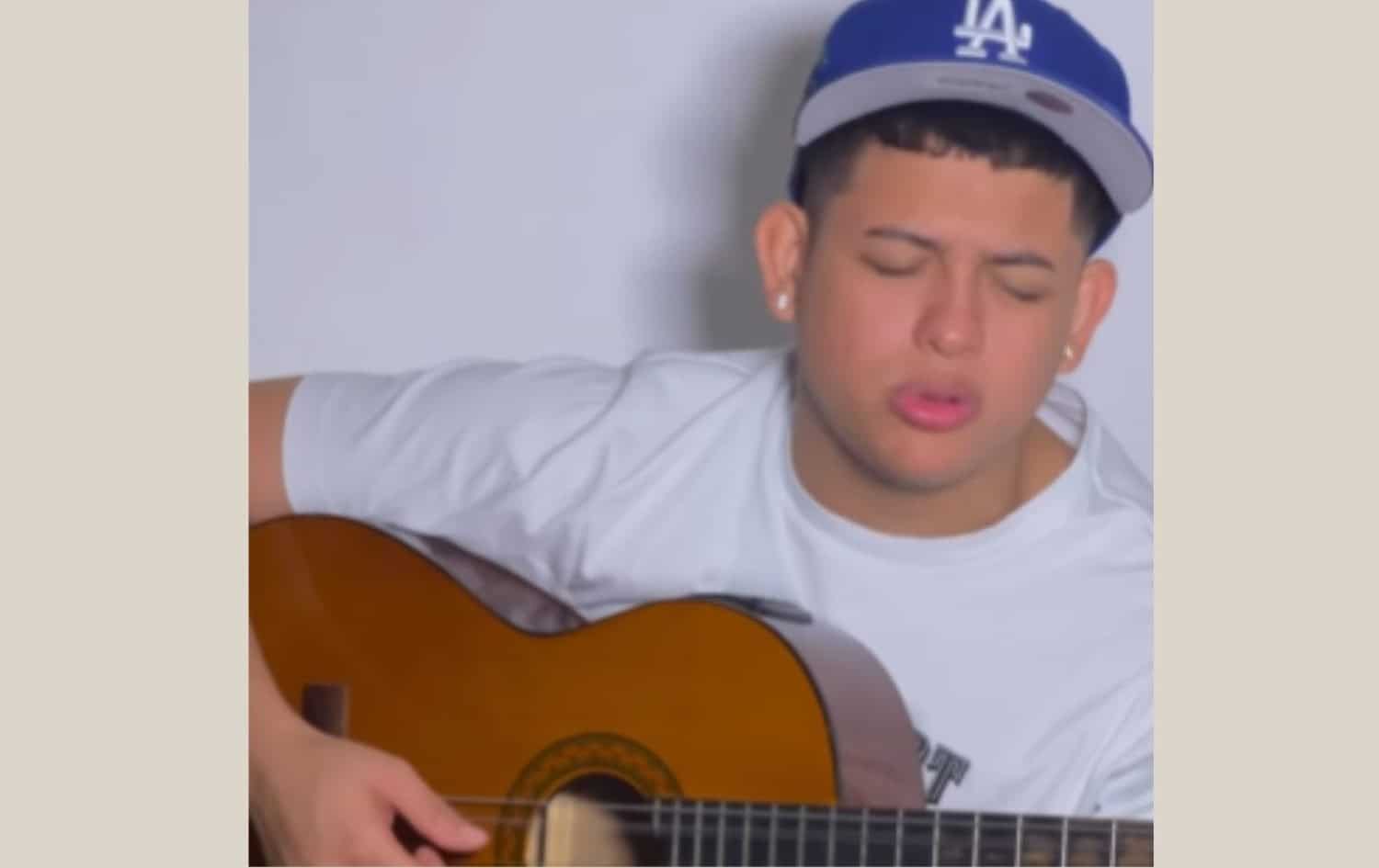 Artista vallenato que apu&ntilde;al&oacute; a su manager, reaparece cant&aacute;ndole a Dios