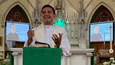 El duro relato del Padre 'Chucho' quien se quedó atrapado en Israel; rompió en llanto