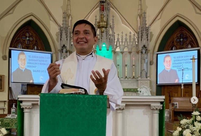 El duro relato del Padre 'Chucho' quien se qued&oacute; atrapado en Israel; rompi&oacute; en llanto