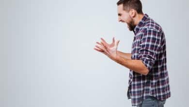 El enojo es una emoci&oacute;n intensa que puede desencadenar varias respuestas f&iacute;sicas en nuestro cuerpo. Una de estas respuestas comunes es el temblor en diferentes partes del cuerpo. En este art&iacute;culo, exploraremos por qu&eacute; ocurre este temblor durante momentos de enojo y qu&eacute; procesos fisiol&oacute;gicos est&aacute;n involucrados. El papel del sistema nervioso aut&oacute;nomo Cuando experimentamos enojo, nuestro sistema nervioso aut&oacute;nomo se activa y desencadena una serie de respuestas autom&aacute;ticas en nuestro cuerpo. Una de estas respuestas es la liberaci&oacute;n de hormonas del estr&eacute;s, como la adrenalina y el cortisol. Estas hormonas preparan al cuerpo para lidiar con la situaci&oacute;n estresante, aumentando la frecuencia card&iacute;aca y la presi&oacute;n arterial. La conexi&oacute;n con el sistema musculoesquel&eacute;tico El temblor durante el enojo tambi&eacute;n puede estar relacionado con la interacci&oacute;n entre el sistema nervioso aut&oacute;nomo y el sistema musculoesquel&eacute;tico. Cuando nos enojamos, nuestros m&uacute;sculos se tensan y se preparan para la acci&oacute;n. Esta tensi&oacute;n muscular puede generar un temblor involuntario en diferentes partes del cuerpo, como las manos, las piernas o incluso la mand&iacute;bula. El papel de la liberaci&oacute;n de energ&iacute;a Otra explicaci&oacute;n posible para el temblor durante el enojo es la liberaci&oacute;n de energ&iacute;a acumulada. Cuando nos sentimos enojados, a menudo experimentamos una sensaci&oacute;n de tensi&oacute;n y frustraci&oacute;n. El temblor puede ser una forma de liberar parte de esta energ&iacute;a acumulada, ayudando a aliviar la tensi&oacute;n emocional.