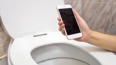 No sigas cometiendo este error: Razones por las que no debes usar el celular en el ba&ntilde;o