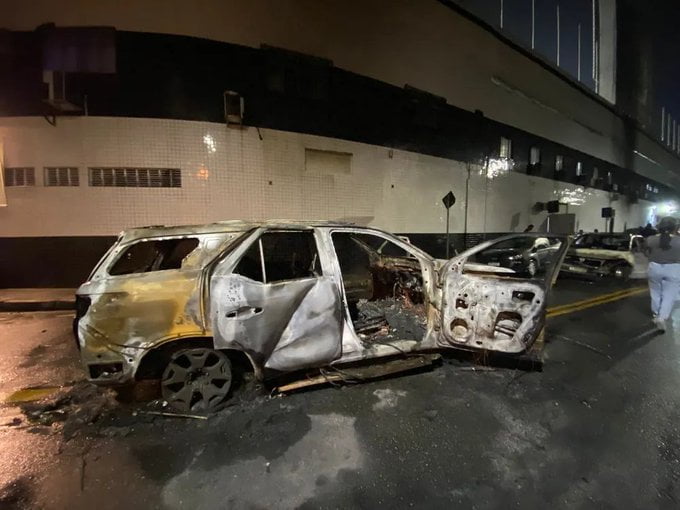 En medio de una turba quemaron carro de reconocido futbolista colombiano
