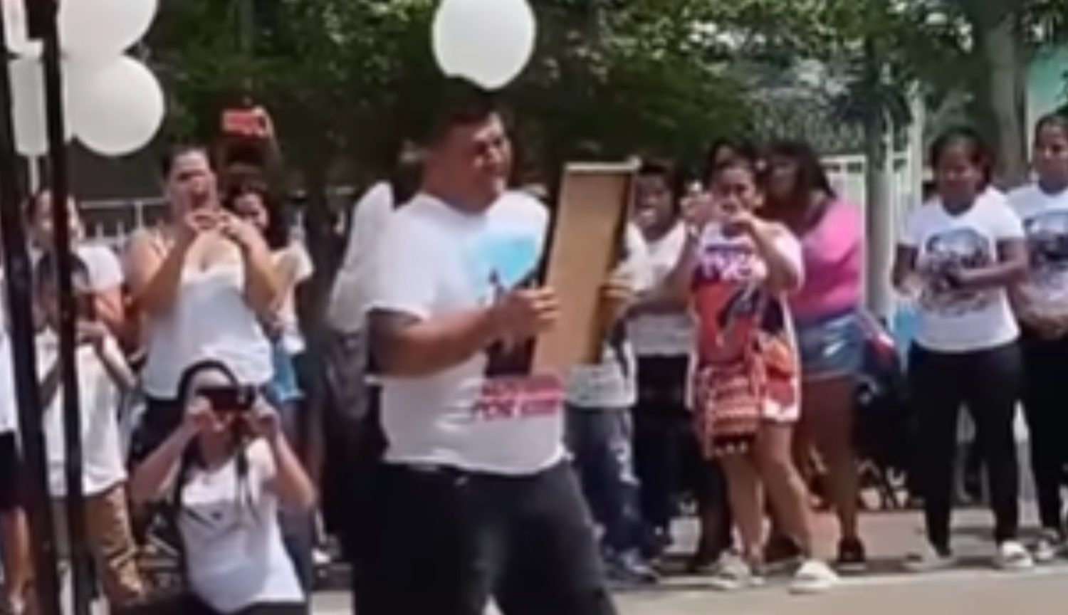 Desgarrador video: padre celebra el quincea&ntilde;ero de su hija fallecida en un incendio en Neiva