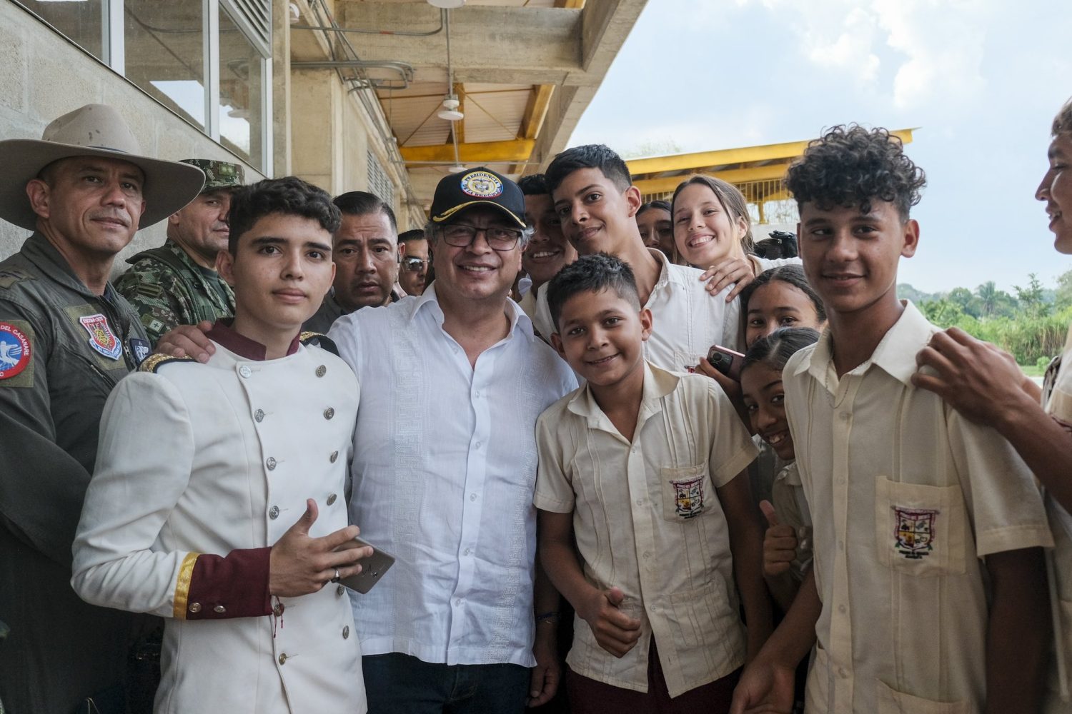 "Yo le dir&iacute;a a los grupos armados... hagamos un pacto con el Gobierno": Petro