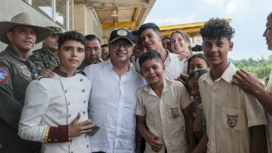 "Yo le dir&iacute;a a los grupos armados... hagamos un pacto con el Gobierno": Petro