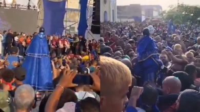 Pol&eacute;micos videos de celebraci&oacute;n religiosa en Venezuela: ba&ntilde;an a un santo con ron