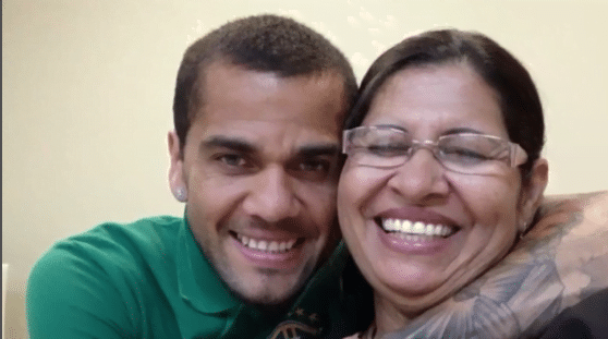 "Dios sabe que eres inocente": madre de Dani Alves