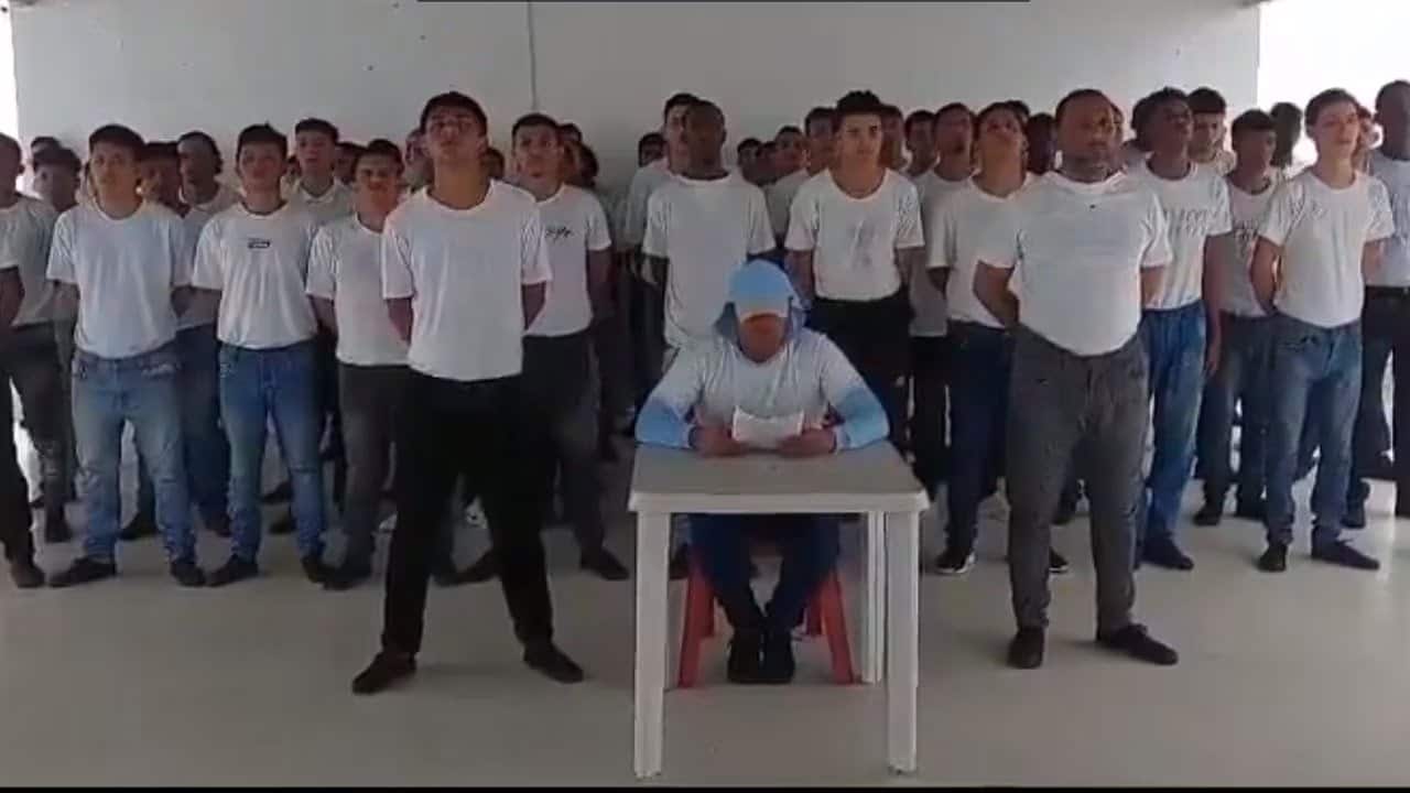 Video: Tras toma violenta de Ecuador delincuentes se visten de blanco para pedir perd&oacute;n