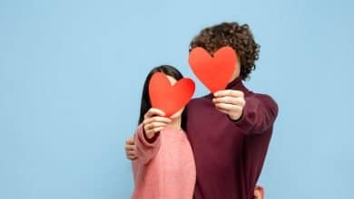 Por qu&eacute; sentimos 'mariposas en el est&oacute;mago' cuando estamos enamorados / primer amor pareja - est&aacute; enamorado hombre